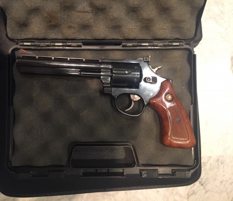Buenos días:

Vendo Revolver Taurus 38/357 de seis pulgadas, el estado del arma se puede apreciar en las 01