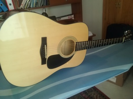 Vendo guitarra acústica marca Fender. En perfecto estado, el único defecto que tiene es el desgaste ligero 02