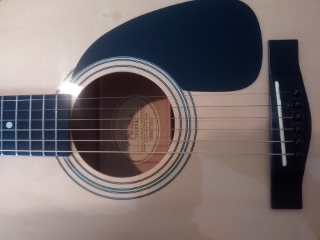 Vendo guitarra acústica marca Fender. En perfecto estado, el único defecto que tiene es el desgaste ligero 00