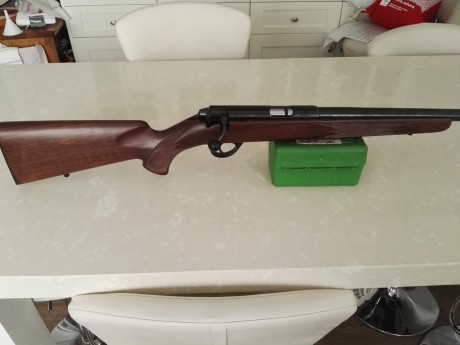 Vendo una carabina Anschutz modelo 1710 calibre 22LR con cañón pesado, el precio es  900€, + portes.
La 00