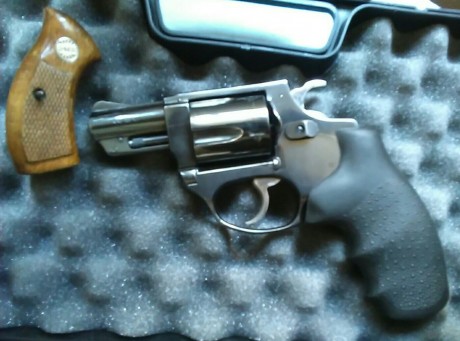 Hola. Busco cachas de goma de revólver astra 250 ..680.. Preferiblemente en Madrid para recoger en mano 30
