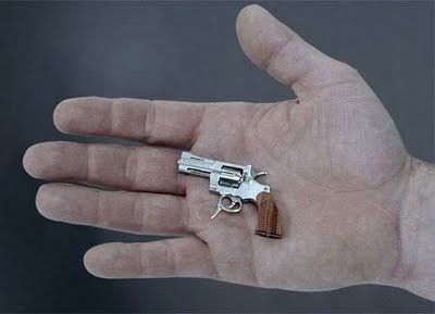 muy buenas.............

mi intencion es abrir un post en donde cada uno pueda poner el arma que le parecza 122