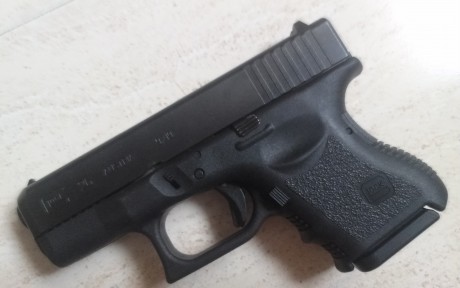 Vendo glock 26 3 generacion, solo 200 disparos, guiada con licencia f, con estuche glock y 1 cargador, 02