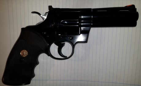 Se vende Colt python 357 magnum en cuatro pulgadas. 
 El revolver se encuentra en muy buen estado, percute 12