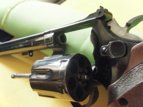 Se vende este magnífico revólver S&W K14 cal. 38, muy bien de pavón y técnicamente. Está guiado en 02