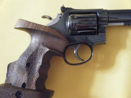 Se vende este magnífico revólver S&W K14 cal. 38, muy bien de pavón y técnicamente. Está guiado en 01