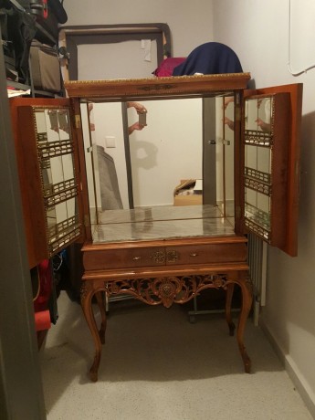 Cambio este prcioso mueble bar por algun rifle de palanca o revolver del 45lc Esta en alcobendas y no 00