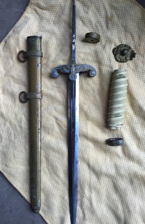 Hola a todos.
Un compañero de trabajo me ha pedido que le ponga en venta esta daga.
Por lo que creo es 02