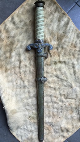 Hola a todos.
Un compañero de trabajo me ha pedido que le ponga en venta esta daga.
Por lo que creo es 32