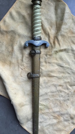 Hola a todos.
Un compañero de trabajo me ha pedido que le ponga en venta esta daga.
Por lo que creo es 31