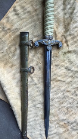 Hola a todos.
Un compañero de trabajo me ha pedido que le ponga en venta esta daga.
Por lo que creo es 30