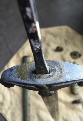 Hola a todos.
Un compañero de trabajo me ha pedido que le ponga en venta esta daga.
Por lo que creo es 01