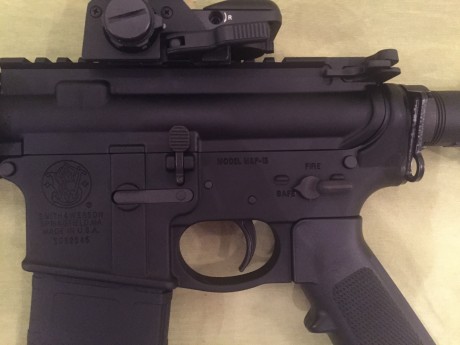 Vendo rifle semiautomático AR Smith & Wesson MP15 300 Blackout. 1100 € + portes. El rifle se encuentra 12