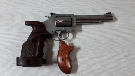 Se vende revolver smith modelo 60 armazón pequeño cañón 5 " de inox y 5 tiros sin uso, solo tirado 21