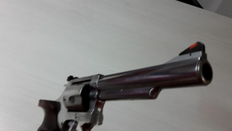 Se vende revolver smith modelo 60 armazón pequeño cañón 5 " de inox y 5 tiros sin uso, solo tirado 20