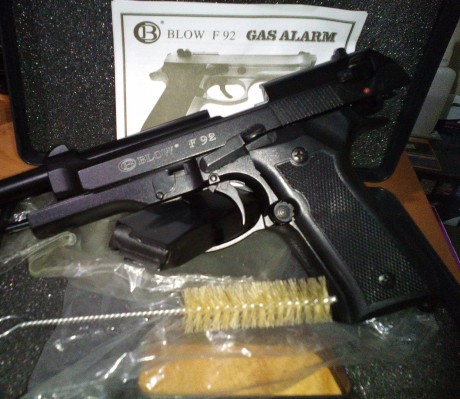 Vendo detonadora Blow F92 réplica de la Beretta 92FS, en perfecto estado, viene con su maletín, librillo 02