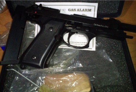 Vendo detonadora Blow F92 réplica de la Beretta 92FS, en perfecto estado, viene con su maletín, librillo 00