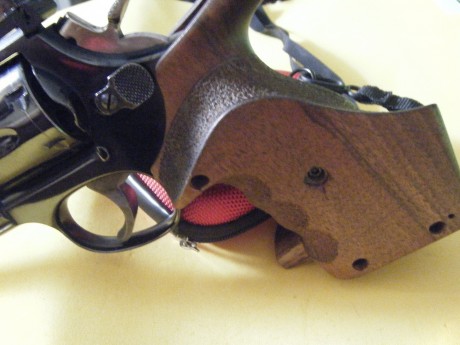 Se vende este magnífico revólver S&W K14 cal. 38, muy bien de pavón y técnicamente. Está guiado en 30