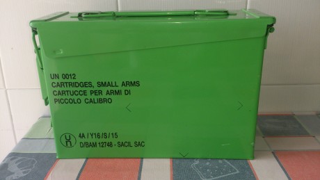 Hola, vendo una caja metálica de munición militar en excelente estado. Las medidas son 27x18x9,5 cm. Está 00