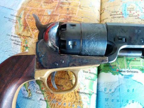 Salvo error, el modelo concreto es éste:

https://www.pietta.us/products/Muzzleloadinguns/Navy/gallery/Navy_1851_09.html

El 01