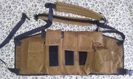 Vendo portacargador sudafricano ORIGINAL, usado pero en muy buen estado, modelo PATTERN-83. Son dificiles 02