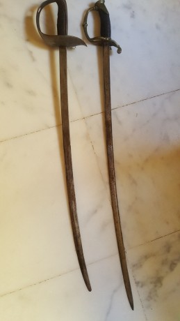 El de la derecha o superior dependiendo de la foto es un Sable español de gran estilo, de guarnición llamado 02