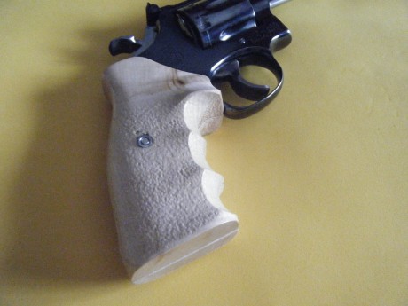 Se vende este magnífico revólver S&W K14 cal. 38, muy bien de pavón y técnicamente. Está guiado en 72