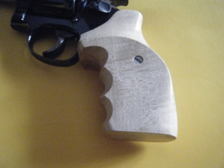 Se vende este magnífico revólver S&W K14 cal. 38, muy bien de pavón y técnicamente. Está guiado en 71