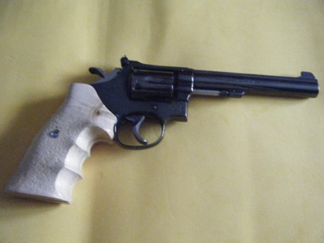 Se vende este magnífico revólver S&W K14 cal. 38, muy bien de pavón y técnicamente. Está guiado en 70