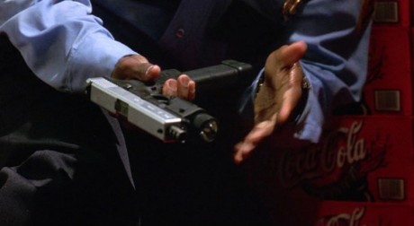 Compañeros,

En vista de las ganas de algunos (Elcafe, Wilcow, Vrakk, etc) por adivinar armas de películas 40