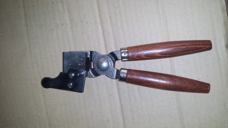 Vendo turquesa Lyman de doble cavidad calibre 375

Precio con tenazas y envio incluido 70 ur 

Un saludo 00