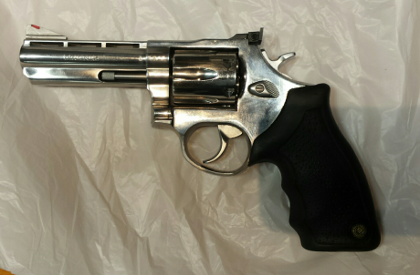 Vendo mi revolver Taurus 357 magnum / 38 sp. 4 pulgadas. Regalo dos fundas de nilon. Una para diestro 00