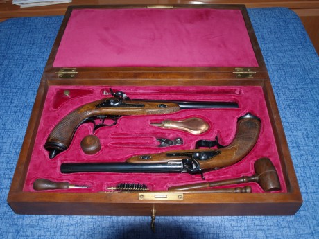 Vendo una Caja de duelo modelo de pistolas, F. Rochatte á Paris, Cal. 45, de lujo grabadas tanto madera 01