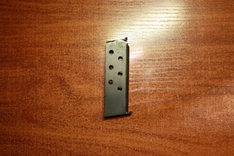Hola a todos 
 Pongo a la venta un cargador de la pistola FN modelo 1900. El cargador esta en buen estado 01