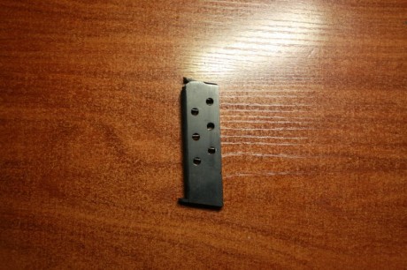 Hola a todos 
 Pongo a la venta un cargador de la pistola FN modelo 1900. El cargador esta en buen estado 00