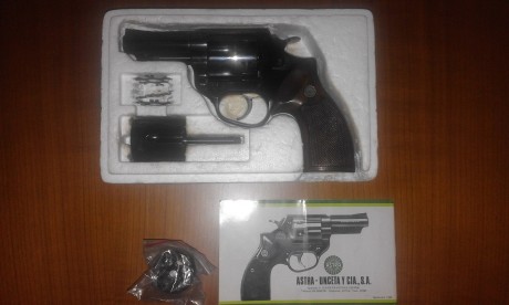 Vendo revolver Astra Pólice, con los dos tambores 357 Mag. y 9 Pb., en su caja original con un cargador 02