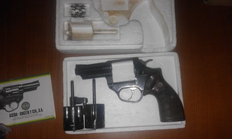 Vendo revolver Astra Pólice, con los dos tambores 357 Mag. y 9 Pb., en su caja original con un cargador 01