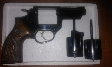 Vendo revolver Astra Pólice, con los dos tambores 357 Mag. y 9 Pb., en su caja original con un cargador 00