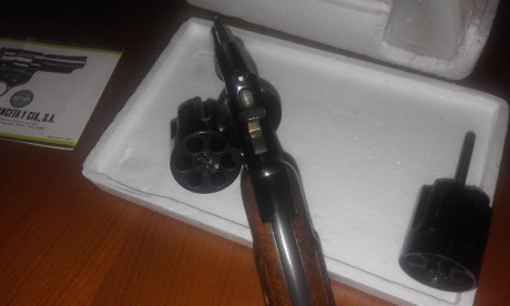 Vendo revolver Astra Pólice, con los dos tambores 357 Mag. y 9 Pb., en su caja original con un cargador 12