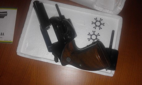 Vendo revolver Astra Pólice, con los dos tambores 357 Mag. y 9 Pb., en su caja original con un cargador 10