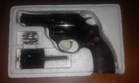 Vendo revolver Astra Pólice, con los dos tambores 357 Mag. y 9 Pb., en su caja original con un cargador 21