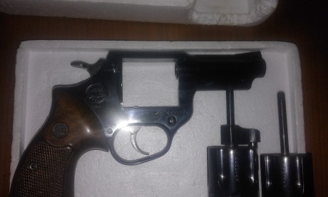 Vendo revolver Astra Pólice, con los dos tambores 357 Mag. y 9 Pb., en su caja original con un cargador 20