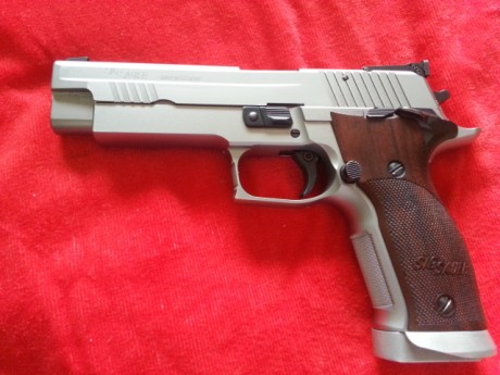 Hola compañeros vendo mi fabulosa y casi nueva Sig Sauer 9para. va en su maletin original, instrucciones 01