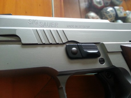 Hola compañeros vendo mi fabulosa y casi nueva Sig Sauer 9para. va en su maletin original, instrucciones 00