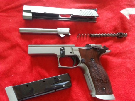 Hola compañeros vendo mi fabulosa y casi nueva Sig Sauer 9para. va en su maletin original, instrucciones 12