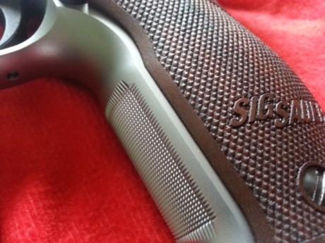 Hola compañeros vendo mi fabulosa y casi nueva Sig Sauer 9para. va en su maletin original, instrucciones 22
