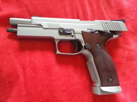 Hola compañeros vendo mi fabulosa y casi nueva Sig Sauer 9para. va en su maletin original, instrucciones 21