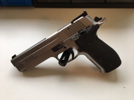 Buenas noches,
Un amigo me ha pedido que le ponga a la venta esta pistola,se trata de una SIG SAUER P226 02