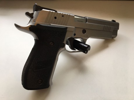 Buenas noches,
Un amigo me ha pedido que le ponga a la venta esta pistola,se trata de una SIG SAUER P226 01