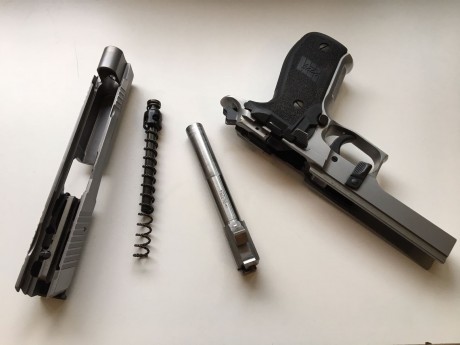 Buenas noches,
Un amigo me ha pedido que le ponga a la venta esta pistola,se trata de una SIG SAUER P226 00
